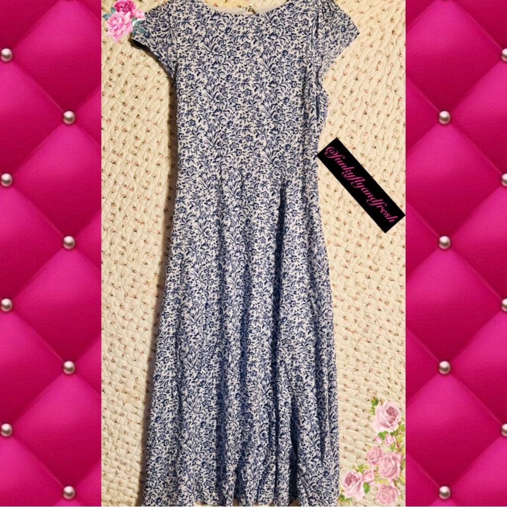 Banana Republic Ecovero™️midi dress. Cap sleeves blue floral with tasteful slit.